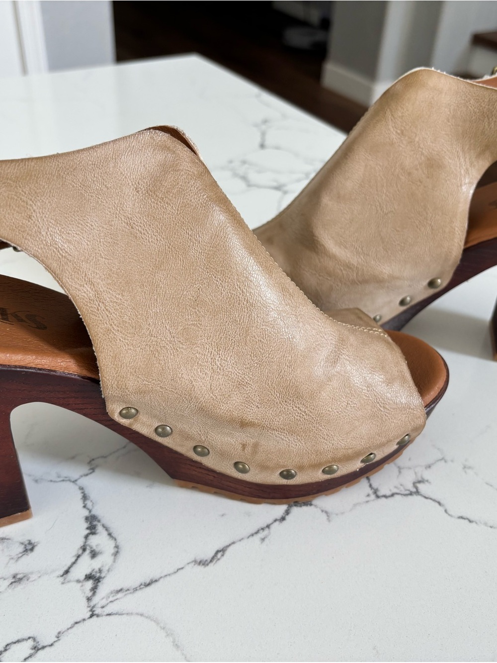 Korks women’s Annelie heeled rivet sling back heel.
